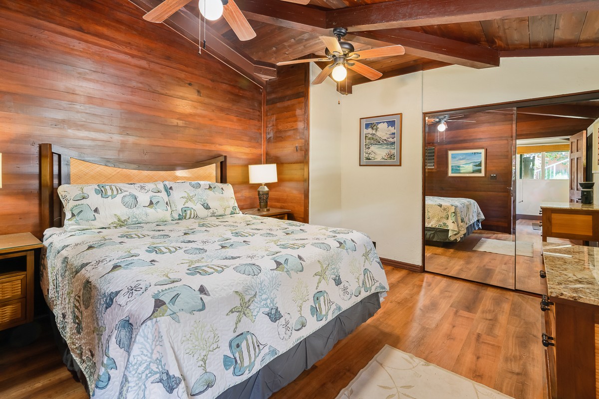 Guest bedroom with king size bed